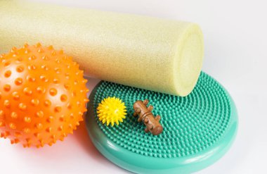 Kendine masaj yap, beyaza izole edilmiş farklı aletlerin bileşimi. Derin doku masajı konsepti. Dikenli top, köpük rulo, tahta rulo, yarım denge lastik düz, tam vücut masaj aletleri.