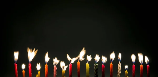 Sada Osmnácti Různých Barevných Tvarů Vzor Narozeninové Svíčky Hořící Plameny — Stock fotografie