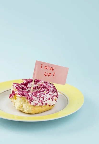 Mordidas Meio Comidas Tiradas Donut Com Cobertura Branca Rosa Placa — Fotografia de Stock