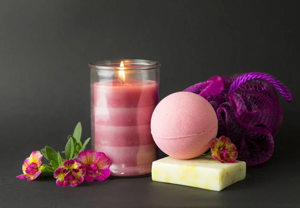 Wellness Wellness Therapie Verwöhnprodukte Auf Schwarzem Hintergrund Rosa Kerzenverbrennung Warme — Stockfoto