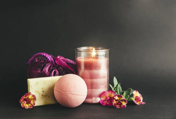 Wellness Wellness Therapie Verwöhnprodukte Auf Schwarzem Hintergrund Rosa Kerzenverbrennung Warme — Stockfoto