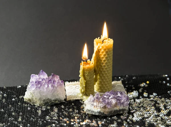 Einfache Gelbe Selbstgemachte Kerzen Aus Bienenwachskammblech Gerollt Handlich Gefertigt Lila — Stockfoto