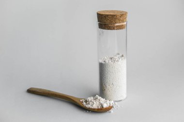 Diatomlu toprak, cam kavanoz ve tahta kaşığa karıştırılmış diatomit olarak da bilinir. Detox içeriği. 