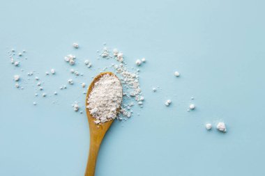 Diatomaceous toprak, tahta kaşığın üzerindeki diatomit tozu olarak da bilinir, insan vücudunun detoks konsepti için iyidir. Üst görünüm, alanı kopyala.