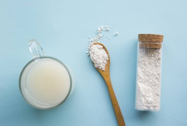 Diatomlu toprak, aynı zamanda diatomit olarak da bilinir. Bir bardak suya karıştırılmış, insan vücudunun detoks konseptine iyi gelir..