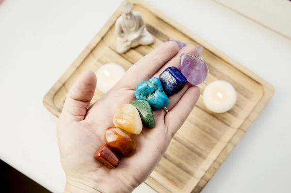 Vrouw Met Hand Zaaien Alle Zeven Kleur Chakra Kristallen Stenen — Stockfoto