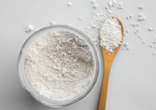 Diatomlu toprak, cam kavanoz ve tahta kaşığa karıştırılmış diatomit olarak da bilinir. Detox içeriği. 