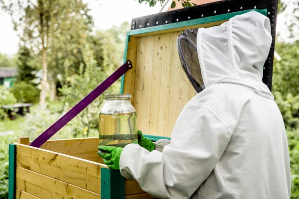 Προετοιμασία Των Μελισσών Για Χειμώνα Μελισσοκόμος Σίτιση Μέλισσες Βάζο Σπιτικού — Φωτογραφία Αρχείου