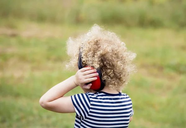 Niño Pequeño Que Usa Auriculares Bloqueadores Ruido Concierto Aire Libre — Foto de Stock