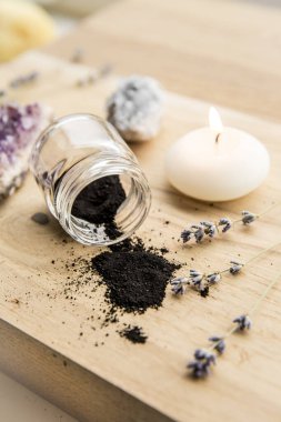 Güzellik ürünleri konseptinde çiğ kömür tozu. Bir sürü kopya alanı var. Spa mumu yanıyor..