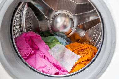 Çamaşır makinesinin içindeki renk emici çarşaf, renk kavramını bozmadan karışık renk kıyafetlerini yıkamayı sağlar.