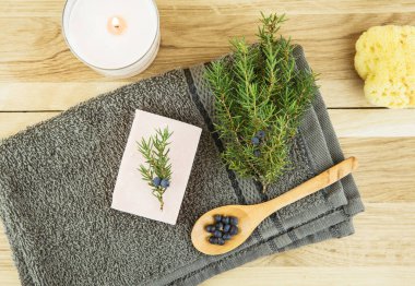 Düz görünüm Juniper latin Juniperus communis berry sabun barı, daha güvenilir konileri olan ardıç ağacı dalı ve böğürtlenli kaşık, kopyalama alanı. Güzellik kozmetik konseptinde ardıç ağacı meyvesi ve yağ.