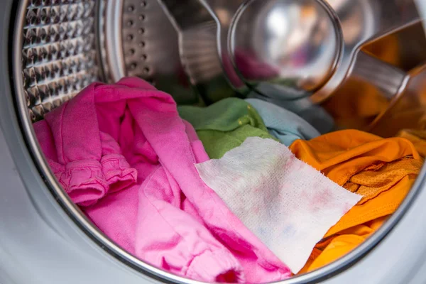 Γυναίκα Χέρι Θέσει Χρώμα Απορροφητικό Φύλλο Μέσα Ένα Πλυντήριο Επιτρέπει — Φωτογραφία Αρχείου