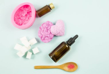 Eritip, el yapımı sabun koymanın en az bileşenlerini içeren bir stüdyo. Beyaz erimiş ve dökülmüş sabun tabanı parçaları, pembe silikon kalıp, renk, aroma yağı ve pembe gül sabunları kullanmaya hazır.. 