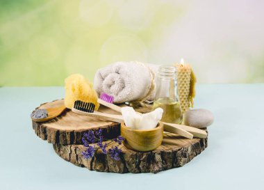 Evde doğal ürünler, banyoda farklı kozmetik ürünler kullanılıyor. Ekolojik ayak izi konseptini en aza indiriyorum. Bambu banyo havlusu, biyolojik olarak çözünebilir bambu diş fırçası, kil maske, hindistan cevizi yağı..