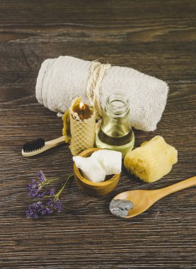 Evde doğal ürünler, banyoda farklı kozmetik ürünler kullanılıyor. Ekolojik ayak izi konseptini en aza indiriyorum. Bambu banyo havlusu, biyolojik olarak çözünebilir bambu diş fırçası, kil maske, hindistan cevizi yağı..