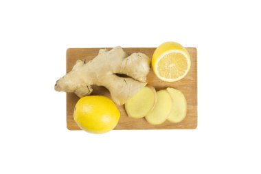 Çiğ zencefil kökü ve tahta kesme tahtasındaki dilimlerle taze limon, beyaz, stüdyo çekimi, düz görüş..