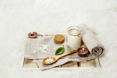 Ayak banyosu suyunda magnezyum klorür vitamin tuzu kullanmak, çözüm. Ayak banyosu suyundaki magnezyum taneleri vücudu bu temel mineralle doldurmak için idealdir..