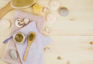 Sıcak saunada vücutta bal ve kahve karışımı ovmak gözeneklerin açılmasına ve yenilenmesine yardımcı olur, vücudun cildini tazeler. Sauna tedavisi konsepti. Sauna balı ve dekoratif banyo ürünleri.