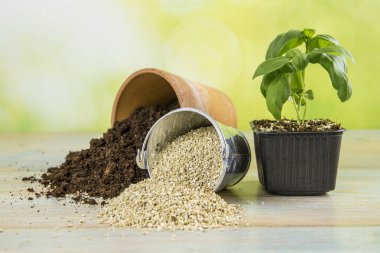 Vermikülit taneciklerini siyah bahçe toprağı ile karıştırmak su tutma, hava akışı, saksıda yetişen tüm bitkilerin kök büyüme kapasitesini artırır. Vermikülit hidröz fillosilikat mineraldir.
