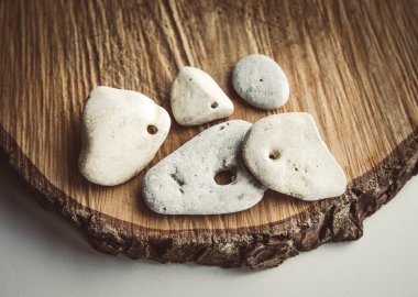 Kutsal kocakarı taşları. İçi doğal bir delik olan doğal taşlar. Kutsal olduğuna inanılıyor. Ayrıca Cadı, Adder, Yılan Yumurtaları, Hex, Peri, Kutsal, Holeys ve Göz Taşları olarak da bilinir. Kutsal tılsım konsepti.