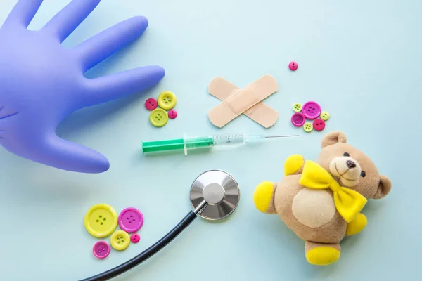 Konsep Vaksinasi Anak Anak Suntikan Dikelilingi Dengan Alat Alat Medis — Stok Foto