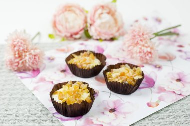 Kayısı şeftalili küçük Paskalya pastaları, kahverengi ambalajlı, pembe çiçekli..