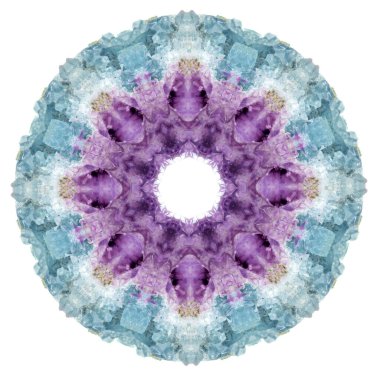 Gerçek Ametist ve Celestite kristal taş kümesi bu ruhsal yatıştırıcı mandalayı yapmak için kullanıldı. Mavi ve mor renk deseni.