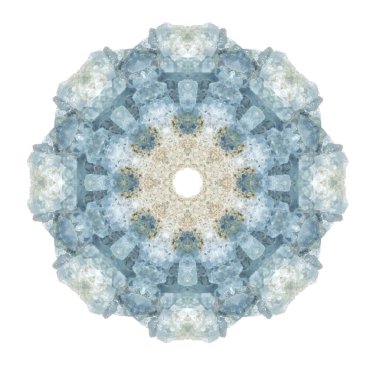 Rüya gibi gökyüzü mavi Celestite kristali bizi içimizdeki koruyucu meleklere bağlıyor. Bu güzel mandalayı yapmak için gerçek Celestite kristali kullanıldı..