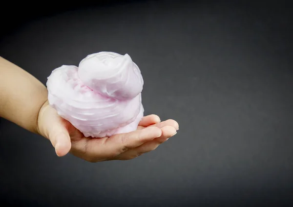 Pila Mano Infantil Jabón Espuma Rosa Sobre Fondo Negro Concepto —  Fotos de Stock