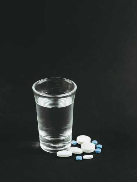 Змішування Алкоголю Наркотиками Погано Небезпечним Поняттям Склянка Горілки Таблетками Таблетки — стокове фото