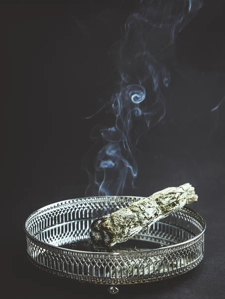 Bylinkový Svazek Sušené Šalvěje Vonným Kouřem Černém Pozadí Věří Čistí — Stock fotografie