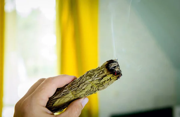 Женщина Держит Руку Пучок Сушеного Шалфея Палочку Дыма Домашнюю Комнату — стоковое фото