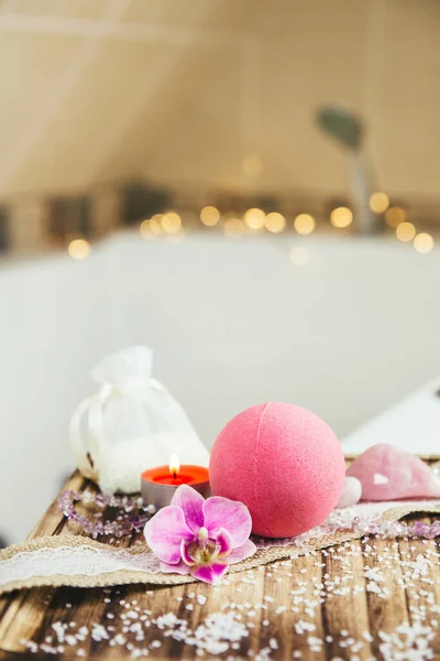 粉红多汁的草莓香味洗浴炸弹放在洗澡间的盘子里 散发出淡的香气 盐和蜡烛 治疗概念 洗一个轻松的澡 — 图库照片