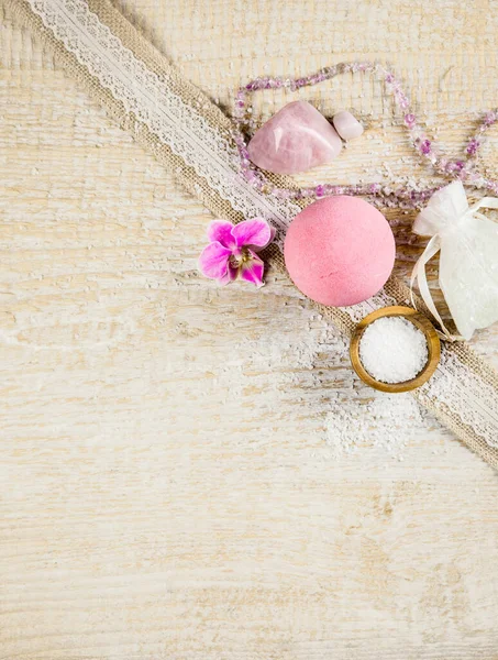 Розовый Банный Шар Цветком Орхидеи Соль Ванн Светлом Деревянном Фоне — стоковое фото