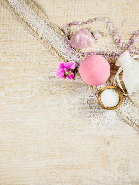 Bola Banho Rosa Com Flor Orquídea Sal Banho Fundo Madeira — Fotografia de Stock