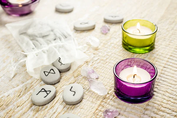 Runas Piedra Sobre Fondo Madera Clara Concepto Objetos Mágicos —  Fotos de Stock