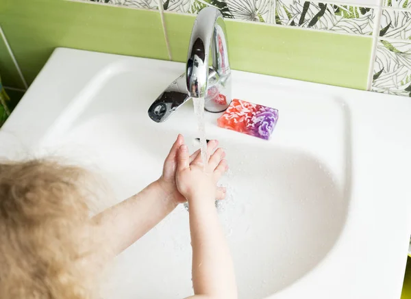 Zamknąć Dziecko Myjąc Ręce Kolorowym Mydłem Dobra Koncepcja Hygine — Zdjęcie stockowe