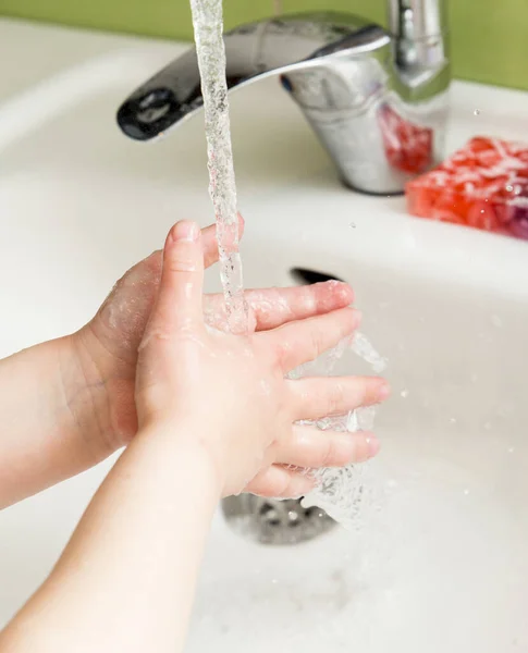 Закрыть Руки Мытья Детей Красочным Мылом Хорошая Концепция Гигиены — стоковое фото
