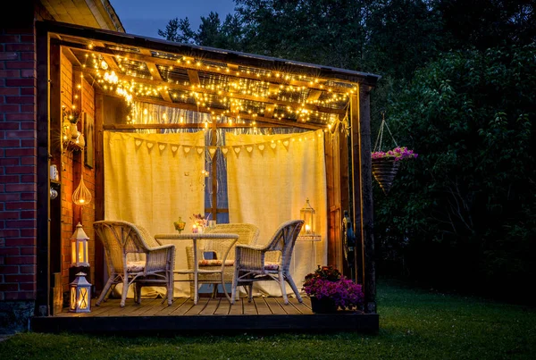 Vue Sur Une Terrasse Extérieure Confortable Avec Table Chaises Éclairage — Photo