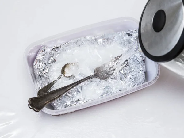 Kabartma Tozu Sodyum Bikarbonat Sıcak Çözeltisi Gümüş Bir Parça Alüminyum — Stok fotoğraf