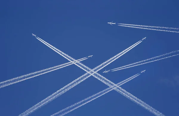 Wiele Samolotów Pasażerskich Antenie Ruchliwy Ruch Lotniczy Podróże Szczycie Sezonu — Zdjęcie stockowe
