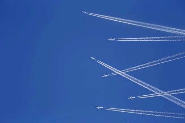 ケムトレイルで空の複数の航空機 陰謀説の概念 青い空に対する白い航空会社 写真操作 — ストック写真