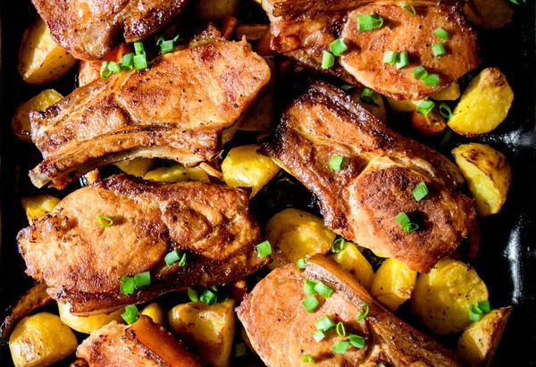 Leuke Zelfgemaakte Maaltijd Oven Gekookte Varkenskoteletten Gele Aardappelen Een Ovenpan — Stockfoto