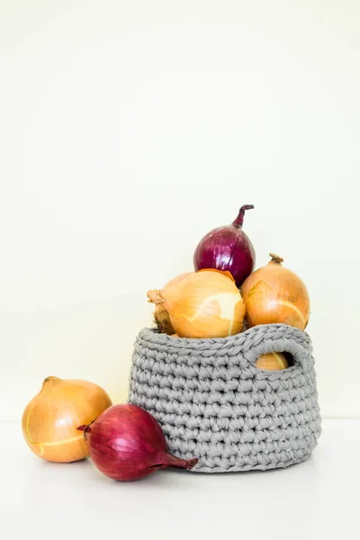 Variety Red Yellow Onions Gray Crochet Basket Light Background Onion — Stock Photo, Image