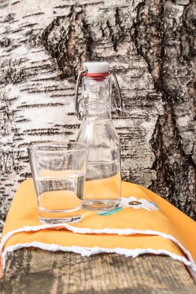 Вытянутый Березовый Сок Стеклянной Бутылке Открытом Воздухе Весной Березовый Фон — стоковое фото