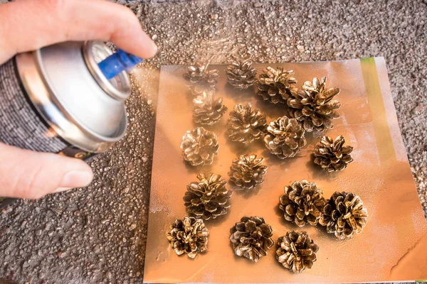 Close Hand Using Golden Spray Paint Painting Christmas Decorations Natural — Stock Photo, Image