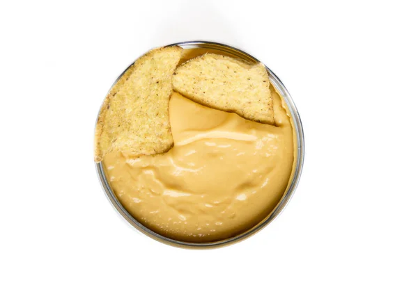 Close Nachos Queijo Cheddar Amarelo Saboroso Uma Xícara Metálica Isolado — Fotografia de Stock