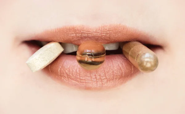 Boca Fêmeas Close Com Várias Pílulas Entre Lábios Feliz Baixa — Fotografia de Stock