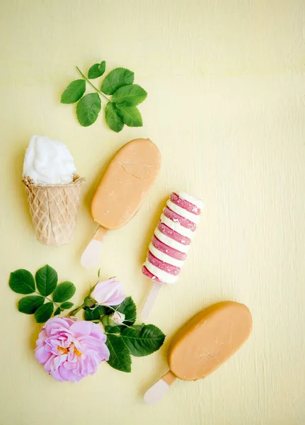 Variedad Muchos Diferentes Tipos Colores Cremosos Sabrosos Helados Sobre Fondo —  Fotos de Stock